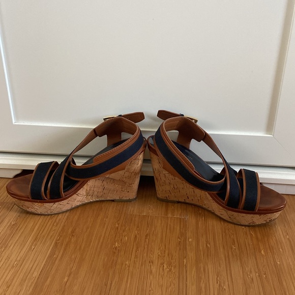Tommy Hilfiger Navy strappy sandals with platform cork wedge. Size 7 - Picture 5 of 7